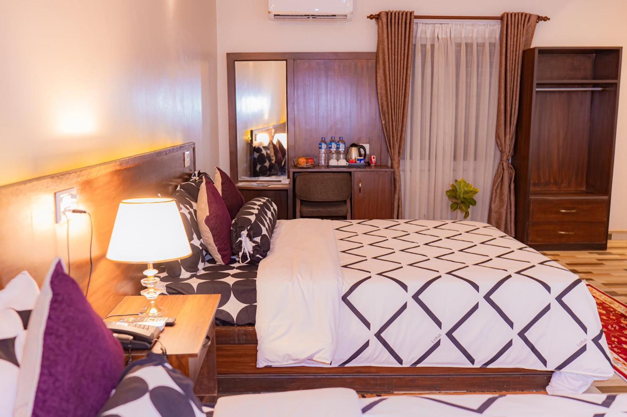 Busy Bee Resort, Pokhara Esterno foto