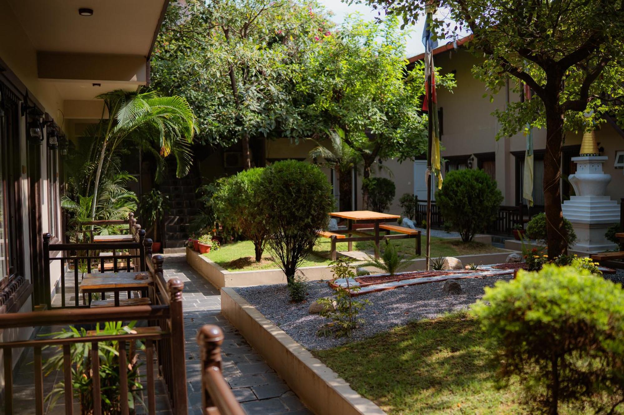 Busy Bee Resort, Pokhara Esterno foto