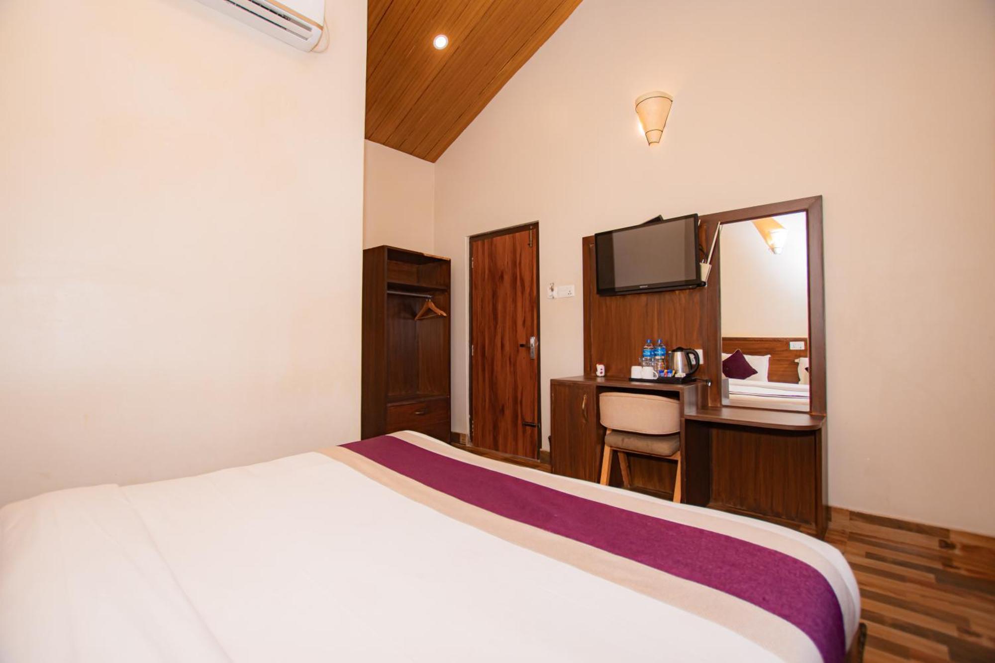 Busy Bee Resort, Pokhara Esterno foto