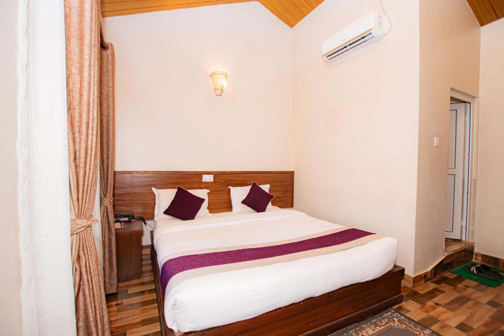 Busy Bee Resort, Pokhara Esterno foto