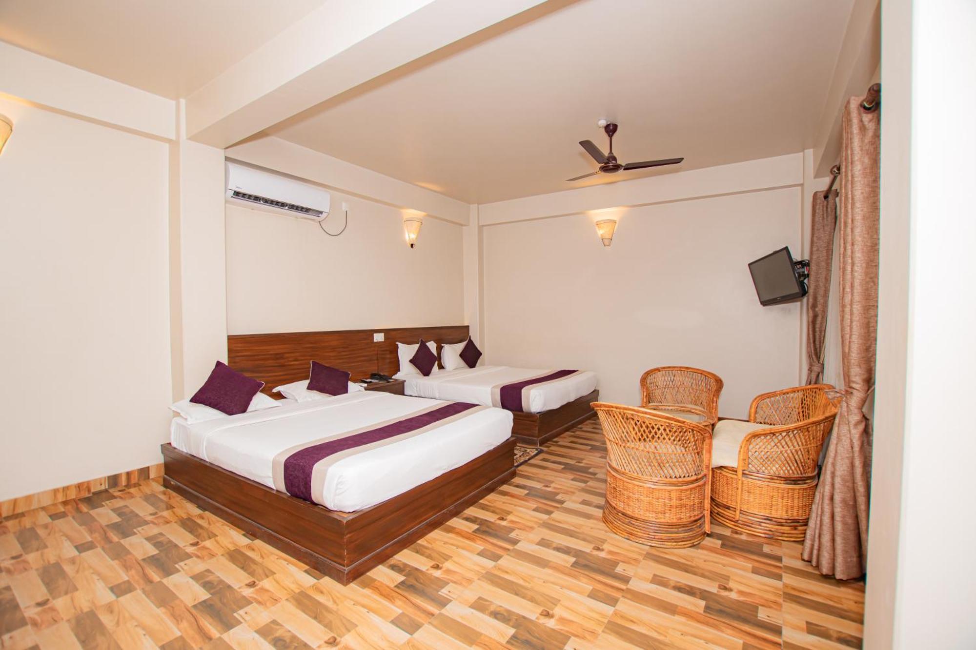 Busy Bee Resort, Pokhara Esterno foto